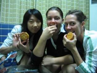 Danjie, moi, Marieke, prêtes à croquer dans nos yuebing !